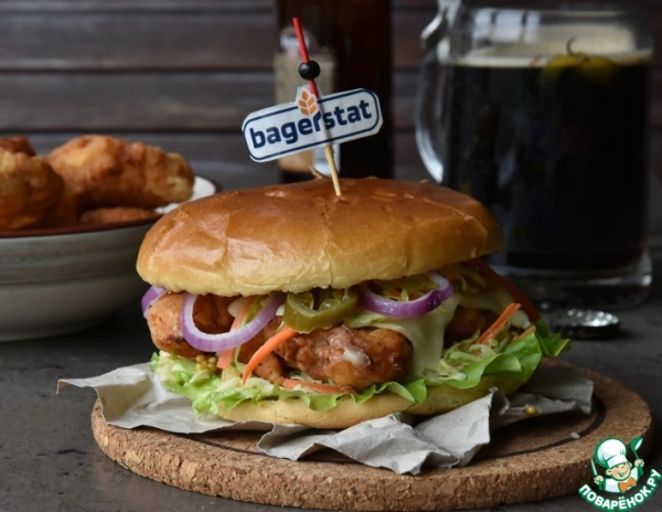 Куриный бургер с капустным салатом