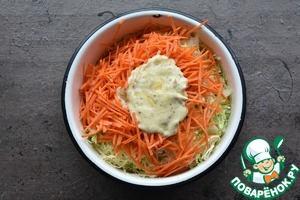 Куриный бургер с капустным салатом