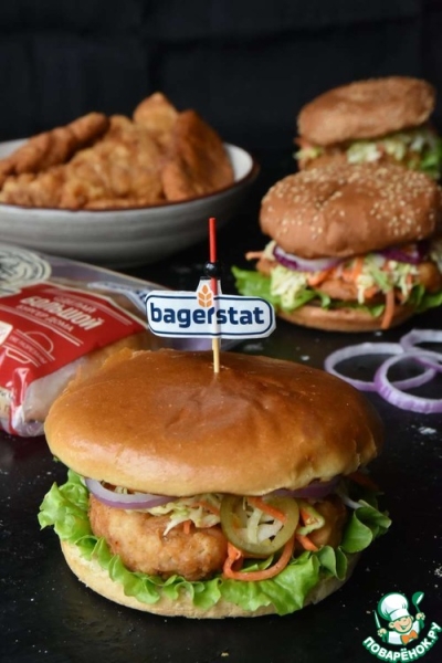 Куриный бургер с капустным салатом