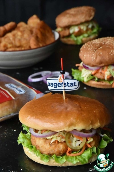 Куриный бургер с капустным салатом