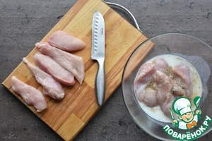 Куриный бургер с капустным салатом