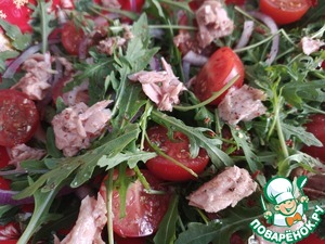 Лёгкий салат из рукколлы и консервированного тунца