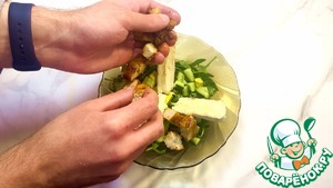 Салат с рукколой, камамбером и медовой курицей Салат с рукколой, камамбером и медовой курицей