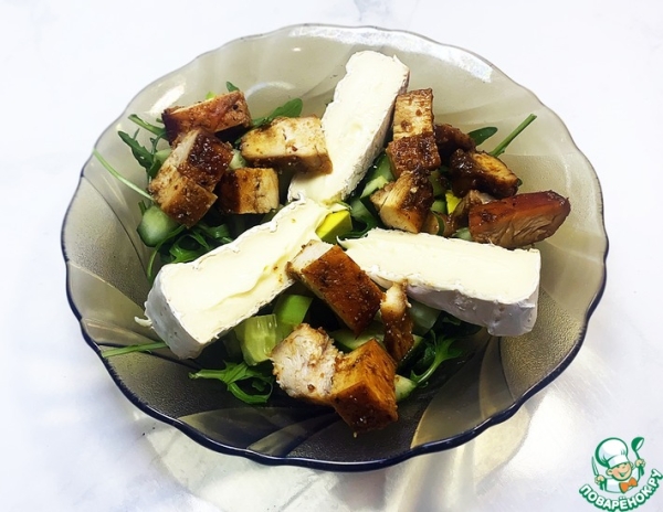 Салат с рукколой, камамбером и медовой курицей Салат с рукколой, камамбером и медовой курицей