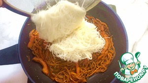 Теплый салат с фунчозой и овощами Теплый салат с фунчозой и овощами