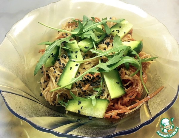 Теплый салат с фунчозой и овощами Теплый салат с фунчозой и овощами