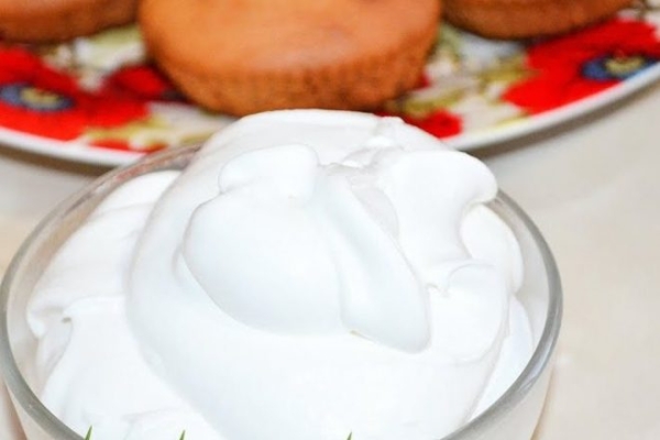 Заварная глазурь для кулича из белков и сахара