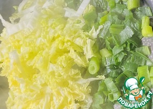 Пирожки с зеленым луком, пекинской капустой и яйцом Пирожки с зеленым луком, пекинской капустой и яйцом