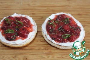 Брускетта с маринованной клубникой Брускетта с маринованной клубникой