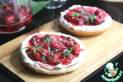 Брускетта с маринованной клубникой Брускетта с маринованной клубникой