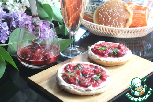 Брускетта с маринованной клубникой Брускетта с маринованной клубникой