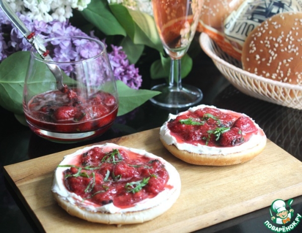 Брускетта с маринованной клубникой Брускетта с маринованной клубникой