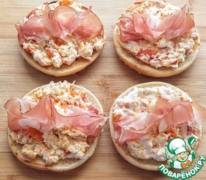 Брускетта с запеченой фетаксой и черри Брускетта с запеченой фетаксой и черри