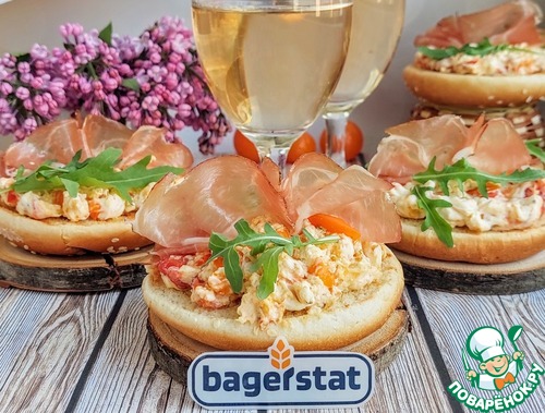 Брускетта с запеченой фетаксой и черри Брускетта с запеченой фетаксой и черри