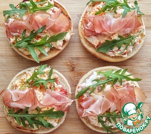 Брускетта с запеченой фетаксой и черри Брускетта с запеченой фетаксой и черри