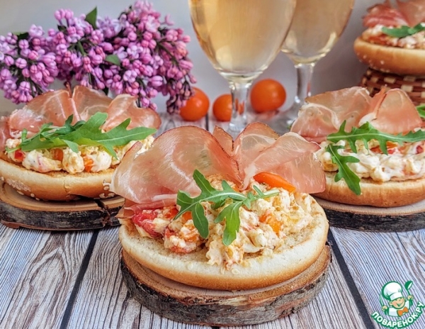 Брускетта с запеченой фетаксой и черри Брускетта с запеченой фетаксой и черри