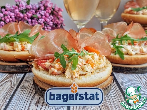 Брускетта с запеченой фетаксой и черри Брускетта с запеченой фетаксой и черри