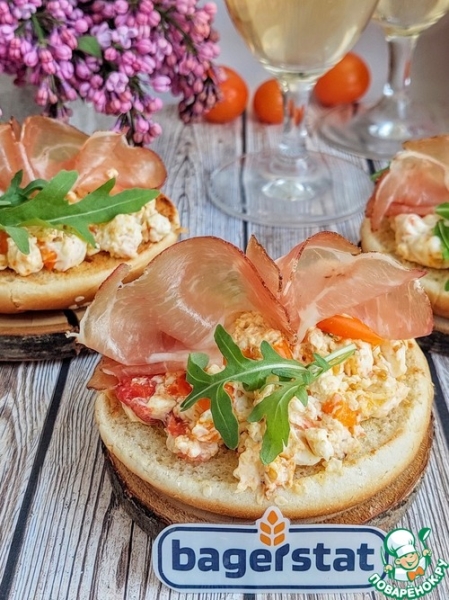 Брускетта с запеченой фетаксой и черри Брускетта с запеченой фетаксой и черри