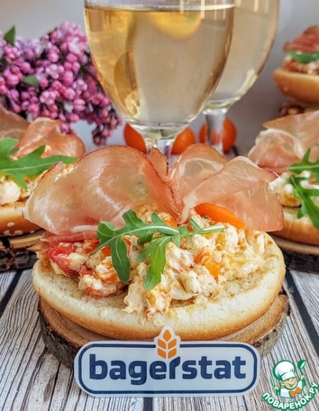 Брускетта с запеченой фетаксой и черри Брускетта с запеченой фетаксой и черри