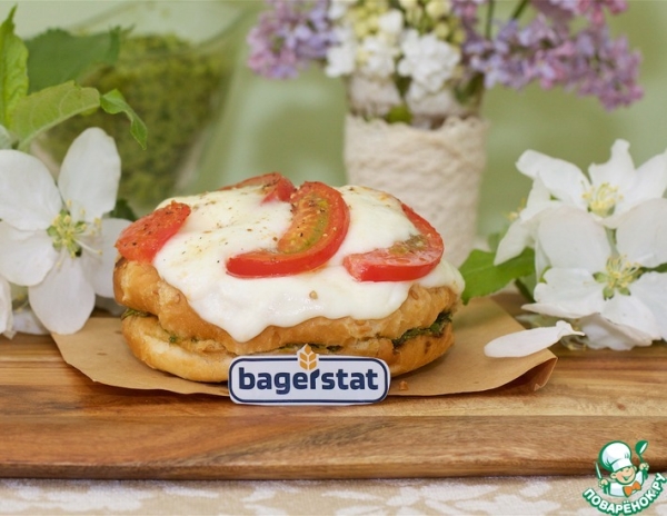 Булочка по мотивам "Капрезе" Булочка по мотивам "Капрезе"