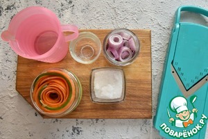 Бургер с грудинкой и маринованными овощами