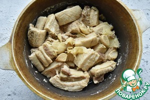 Бургер с грудинкой и маринованными овощами