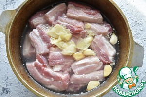 Бургер с грудинкой и маринованными овощами