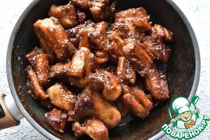 Бургер с грудинкой и маринованными овощами