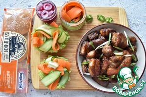 Бургер с грудинкой и маринованными овощами