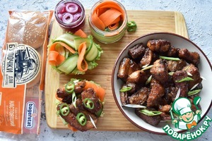 Бургер с грудинкой и маринованными овощами