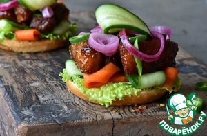 Бургер с грудинкой и маринованными овощами