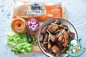 Бургер с грудинкой и маринованными овощами