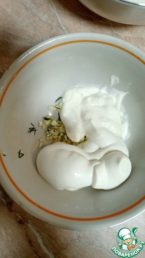 Бургер с наггетсами и капустным салатом Бургер с наггетсами и капустным салатом