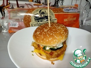 Бургер с наггетсами и капустным салатом Бургер с наггетсами и капустным салатом