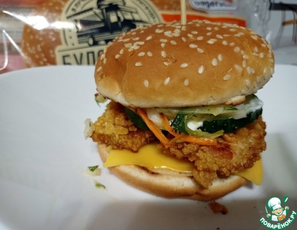 Бургер с наггетсами и капустным салатом Бургер с наггетсами и капустным салатом