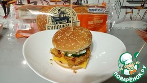 Бургер с наггетсами и капустным салатом Бургер с наггетсами и капустным салатом