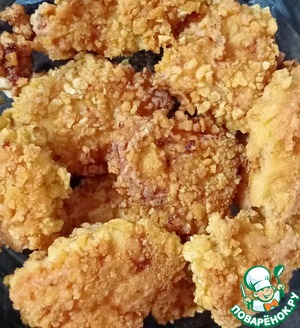 Бургер с наггетсами и капустным салатом Бургер с наггетсами и капустным салатом