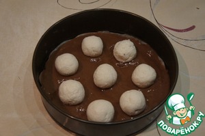 Шоколадный пирог с творожными шариками