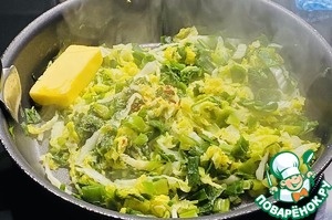 Пирожки с зеленым луком, пекинской капустой и яйцом Пирожки с зеленым луком, пекинской капустой и яйцом