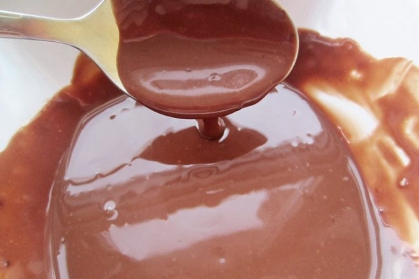 Глазурь из молочного шоколада и масла Глазурь из молочного шоколада и масла