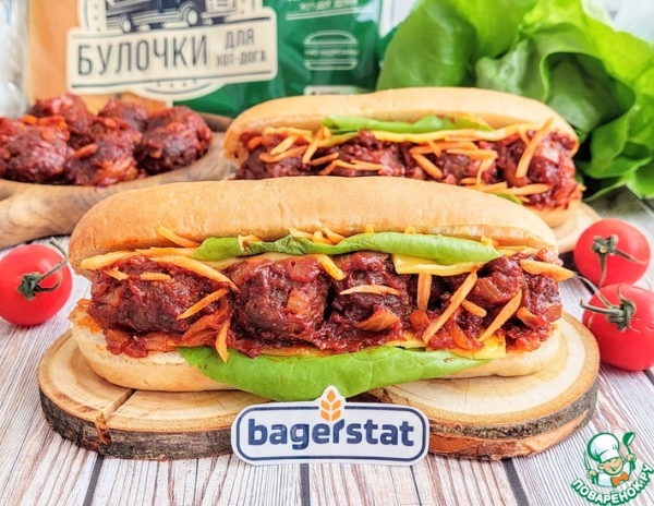 Хот-дог с фрикадельками в томатном соусе