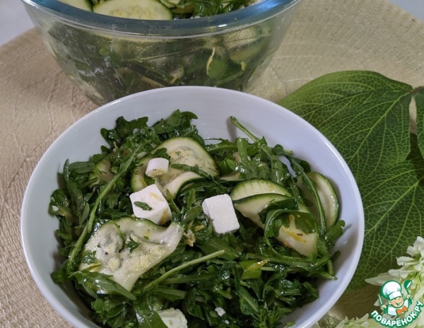 Салат с цуккини, рукколой и фетой