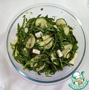Салат с цуккини, рукколой и фетой