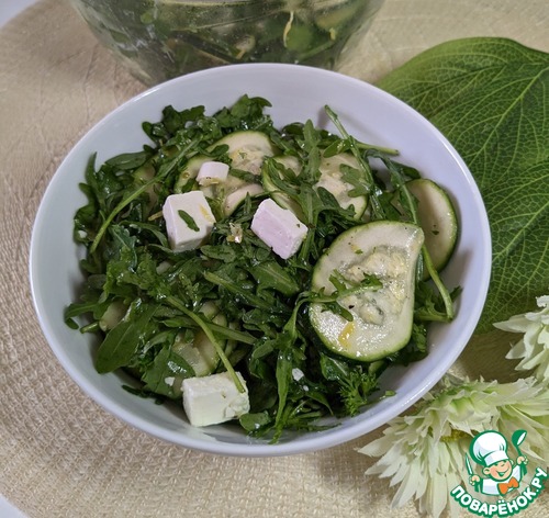 Салат с цуккини, рукколой и фетой