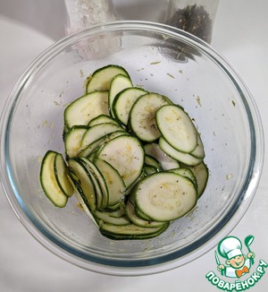 Салат с цуккини, рукколой и фетой