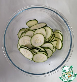 Салат с цуккини, рукколой и фетой