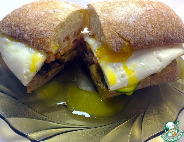 Сэндвич с жареным яйцом в чиабатте