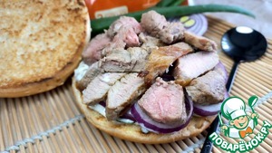 Стейк бургер с "битым" огурцом Стейк бургер с "битым" огурцом