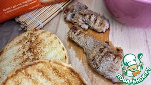 Стейк бургер с "битым" огурцом Стейк бургер с "битым" огурцом