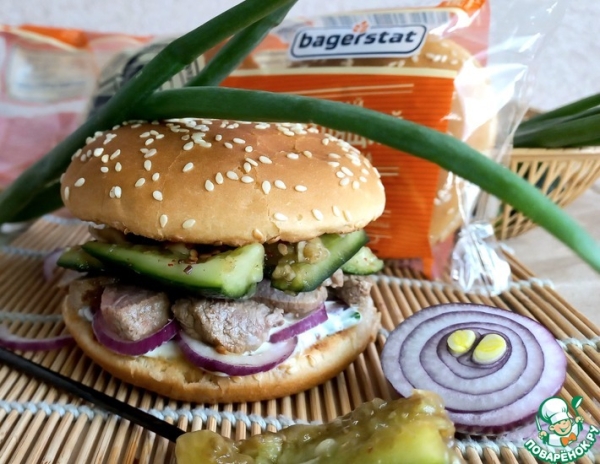 Стейк бургер с "битым" огурцом Стейк бургер с "битым" огурцом